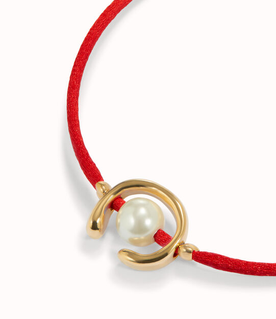 Pulsera de hilo rojo con perla shell fornitura bañada en oro 18k.